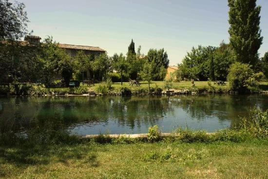 Mas Le Pont Des Aubes Bed & Breakfast LʼIsle-sur-la-Sorgue Екстериор снимка