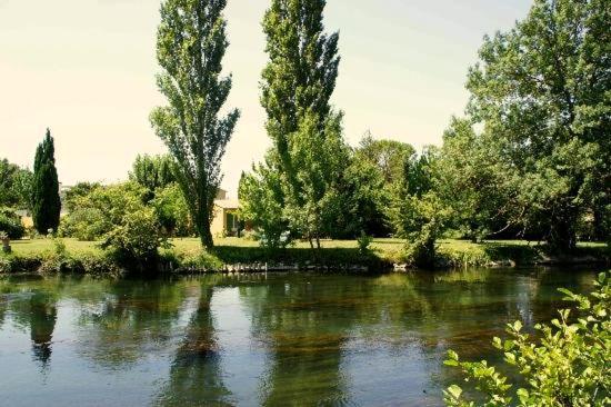 Mas Le Pont Des Aubes Bed & Breakfast LʼIsle-sur-la-Sorgue Екстериор снимка